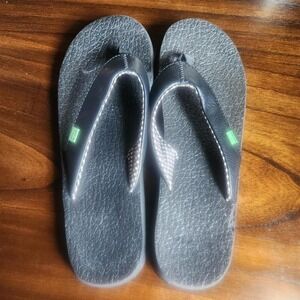 Sanuk Women's Yoga Mat thong flip flops in black. Womens size 9